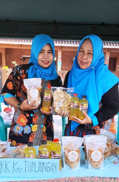 Rempeyek tempe,kacang asin dan kunir asem produk UMKM Tunjungan yang dipamerkan di bazaar Haul Sunan Pojok di Alon-alon Blora 23-25 Agustus 2022